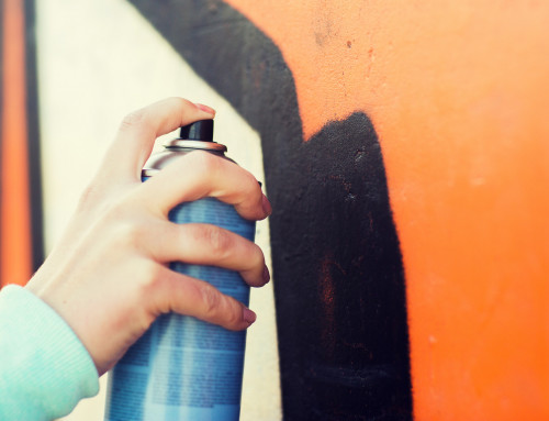 ¿Cómo limpiar graffitis en diferentes superficies?